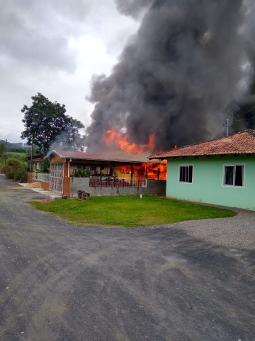 Bombeiros Voluntários atendem incêndio em residência na cidade de Dona Emma