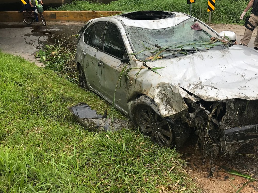 Três morrem após carro sair da BR-101 e cair dentro de rio em Itajaí